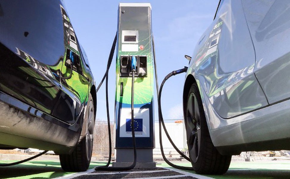 電動(dòng)汽車與充電樁：攜手共繪綠色出行新篇章